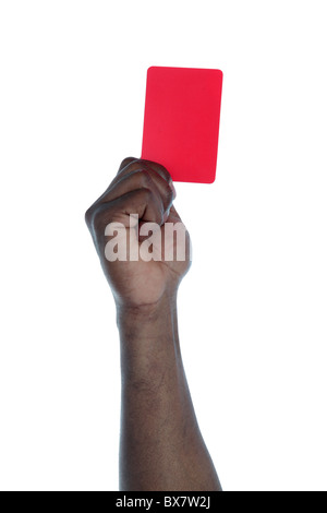 Un humain à la peau sombre main tenant une carte rouge comme symbole de la lutte contre le racisme. Le tout sur fond blanc. Banque D'Images