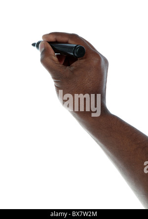 Un humain à la peau sombre main tenant un crayon. Le tout sur fond blanc. Image avec copie supplémentaire de l'espace. Banque D'Images