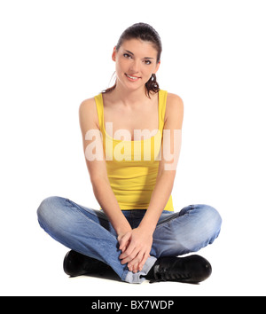Belle jeune femme assise sur le sol. Le tout sur fond blanc. Banque D'Images