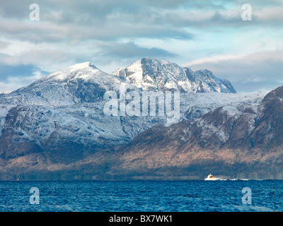 Début de la lumière du matin sur Garbh Bheinn et les montagnes de Glencoe de Ardgour, Argyll, dans l'ouest de l'Ecosse Banque D'Images