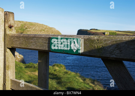 Gate sur le chemin du Pembrokeshire, près de Abercastle, Pembrokeshire, Pays de Galles, Royaume-Uni Banque D'Images