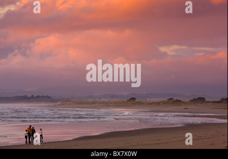 Plage familiale-peignage à Moss Landing beach, lumière du soir. L'océan Pacifique, le Centre de la Californie. Banque D'Images