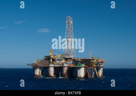 Plate-forme de forage en mer P-XV de la compagnie pétrolière brésilienne Petrobras. Bassin de Campos, Rio de Janeiro, Brésil. Banque D'Images