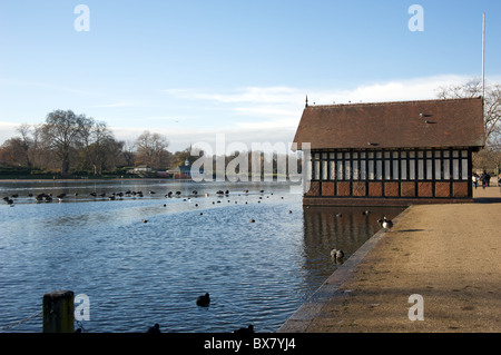 Boat House sur la serpentine, à Hyde Park, Londres GB UK, hiver Banque D'Images