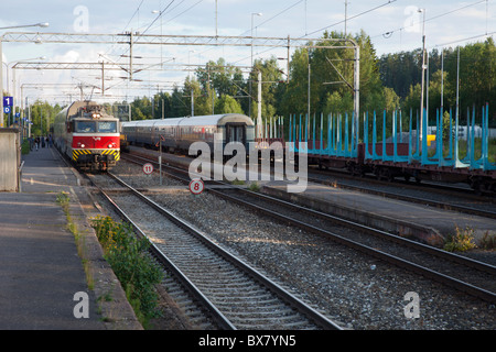 Gare des trains voyageurs intervilles où passent les uns les autres , Finlande Banque D'Images