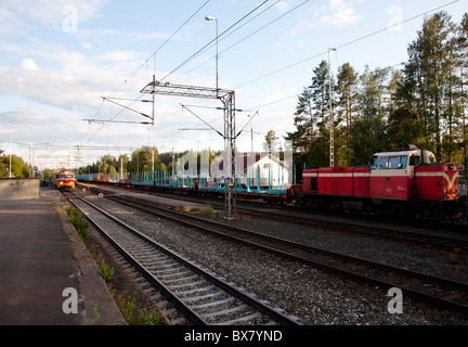 Gare et attendre que le train de marchandises train de voyageurs venant en sens inverse à l'adopter , Finlande Banque D'Images