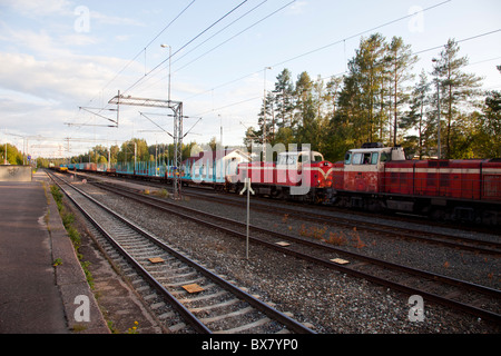 La gare et le train de fret vides , utilisé pour transporter des grumes, motorisé par deux locomotives diesel-électriques , Finlande Banque D'Images