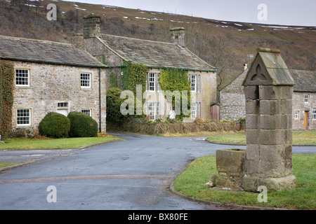 Le centre du village et monument à Arncliffe dans Littondale Royaume-uni Yorkshire Dales National Park Banque D'Images