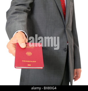 Businessman montrant son passeport allemand. Le tout sur fond blanc. Banque D'Images