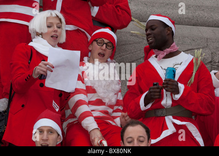 Santacon 2010 flashmob, rassemblement de gens habillés en Père Noël dans le centre de Londres Banque D'Images