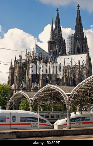 Train Intercity express, Cologne, Allemagne. Banque D'Images