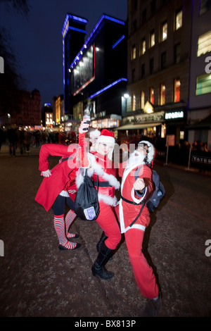 Santacon 2010 flashmob, rassemblement de gens habillés en Père Noël dans le centre de Londres. Santas femelle à Leicester Square. Banque D'Images