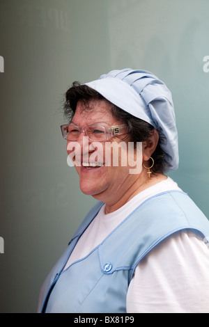 Travailleur restaurant portugais à Lisbonne, Portugal. Banque D'Images