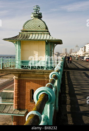 Front de mer de Brighton et de l'ascenseur entre Marine Parade et de Madère en voiture Brighton Sussex England Europe Banque D'Images