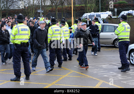 Les agents de police contrôle football fans arrivant pour un match à Molineux Banque D'Images