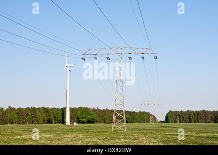 Moulin avec les lignes électriques haute tension Banque D'Images