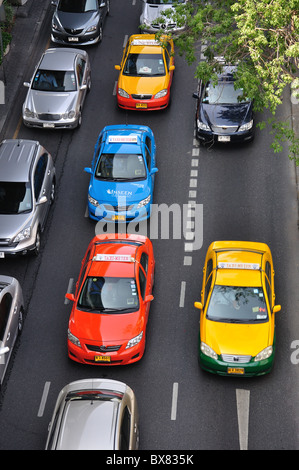 Les taxis sur route passagère, District de Khlong Toei, Bangkok, Thaïlande Banque D'Images