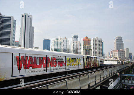 BTS Skytrain Phrong Phong Station, District de Khlong Toei, Bangkok, Thaïlande Banque D'Images