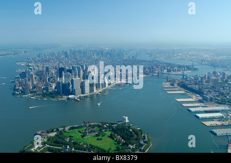 L'île des Gouverneurs de l'antenne et le Sud de Manhattan et Brooklyn Heights, New York, en Amérique du Nord Banque D'Images