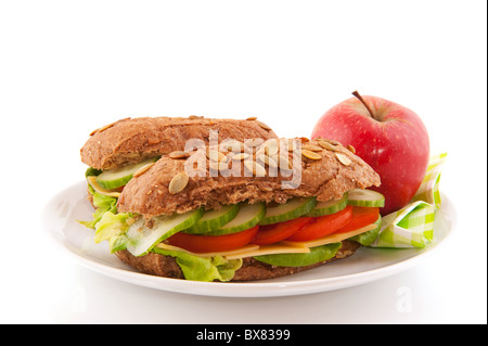 Dîner sain avec du pain complet brun rouleau avec les céréales et les légumes Banque D'Images