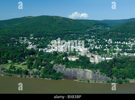 Vue aérienne de la ville de Highland Falls sur la rivière Hudson, près de l'Académie de West Point, New York State, USA Banque D'Images