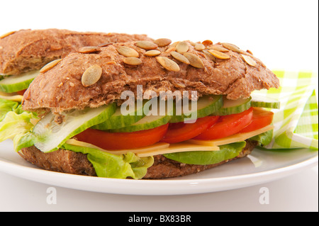 Dîner sain avec brown pain complet roule avec les céréales et les légumes Banque D'Images