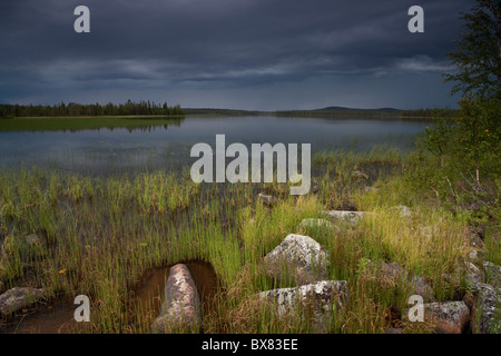 Tempête à Jerisjärvi lac, Parc National de Pallas-Yllästunturi, Laponie, Finlande Banque D'Images