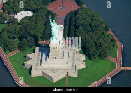 Vue aérienne de la Statue de la liberté, de l'île de la baie de New York, en Amérique du Nord, Etats-Unis Banque D'Images