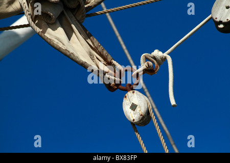 Vue détaillée de l'exécution et gréement dormant sur une goélette (Tall Ship) Banque D'Images