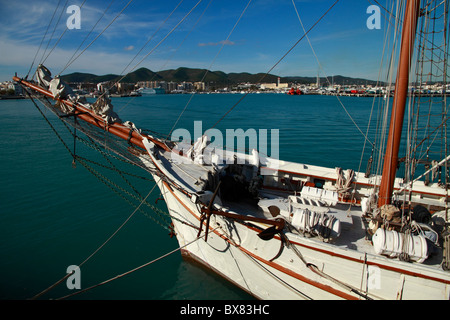 Vue partielle d'un shooner amarré au port d'Ibiza, Espagne Banque D'Images