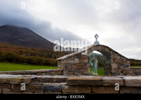Statue de la Vierge Marie au pied de la montagne Croagh Patrick, Mayo, dans l'ouest de l'Irlande. Banque D'Images