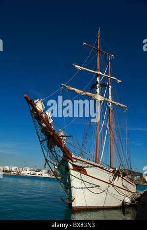 (Goélette) Grand voilier amarré dans le port d'Ibiza, Espagne Banque D'Images