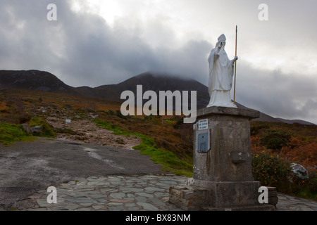 Statue de Saint Patrick sur le chemin du pèlerin de la montagne Croagh Patrick, de Mayo, dans l'ouest de l'Irlande. Banque D'Images