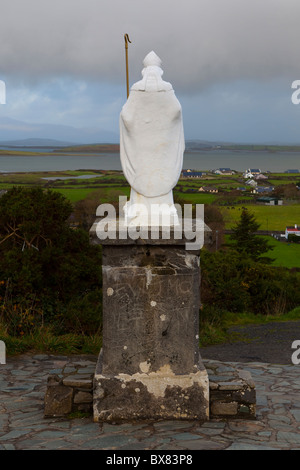 Statue de Saint Patrick sur Clew Bay, sur le chemin du pèlerin de la montagne Croagh Patrick, de Mayo, dans l'ouest de l'Irlande. Banque D'Images