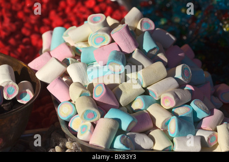 Bol de guimauves colorés pour la vente à un stand de bonbons. Charles Lupica Banque D'Images