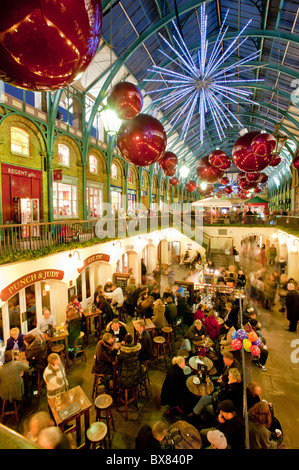 Covent garden allumé pendant la période de Noël 2010, Londres, Royaume-Uni Banque D'Images