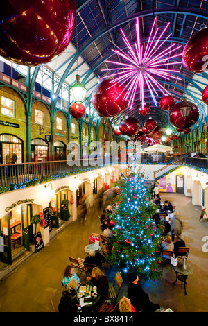 Covent garden allumé pendant la période de Noël 2010, Londres, Royaume-Uni Banque D'Images