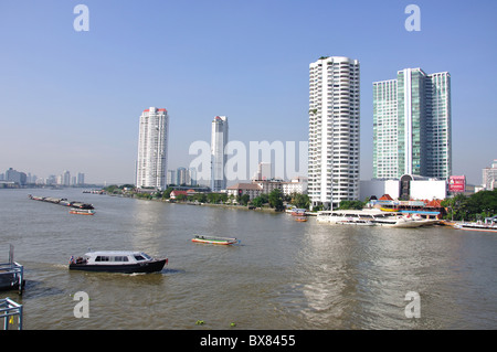 Bateaux sur la rivière Chao Phraya de Bang Rak District, Bangkok, Thaïlande Banque D'Images