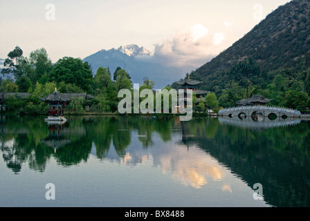 Lever du soleil à l'étang du Dragon Noir, Lijiang, Yunnan, Chine Banque D'Images