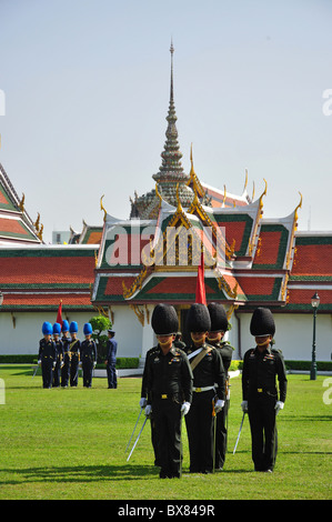 Garde royale défilant à l'extérieur du Grand Palais et Rattanakosin, Bangkok, Thaïlande Banque D'Images