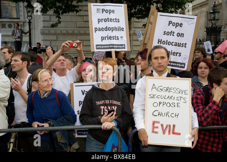 Protester contre le Pape manifestation contre la visite du pape en Grande-Bretagne en septembre 2010. London, UK, 18/09/10 Banque D'Images