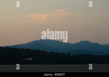 Les montagnes de Snowdonia lieu derrière l'Afon Dwyryd au coucher du soleil sur la gauche Banque D'Images