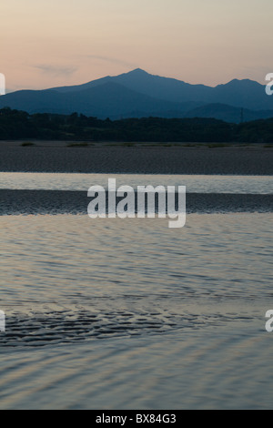 Les montagnes de Snowdonia lieu derrière l'Afon Dwyryd au coucher du soleil sur la gauche Banque D'Images