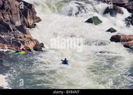 Kayaks sur la rivière Potomac entre la Virginie et le Maryland à Grand Falls National Park Banque D'Images