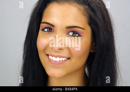 Close-up of a Teenage belle latina avec un sourire chaleureux et long, luscious cheveux noirs. Banque D'Images