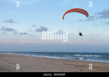 Parachute motorisé le long de la plage à Kuala Terengganu, Malaisie Banque D'Images