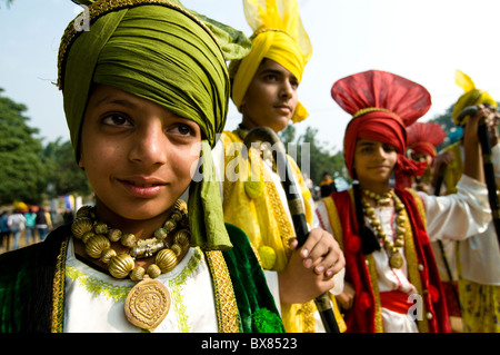 Le punjabi Bhangra danseurs dans l'action. Banque D'Images