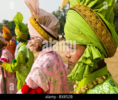 Le punjabi Bhangra danseurs dans l'action. Banque D'Images