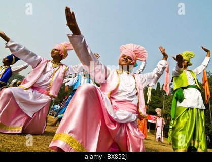 Le punjabi Bhangra danseurs dans l'action. Banque D'Images