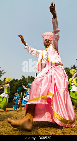 Le punjabi Bhangra danseurs dans l'action. Banque D'Images